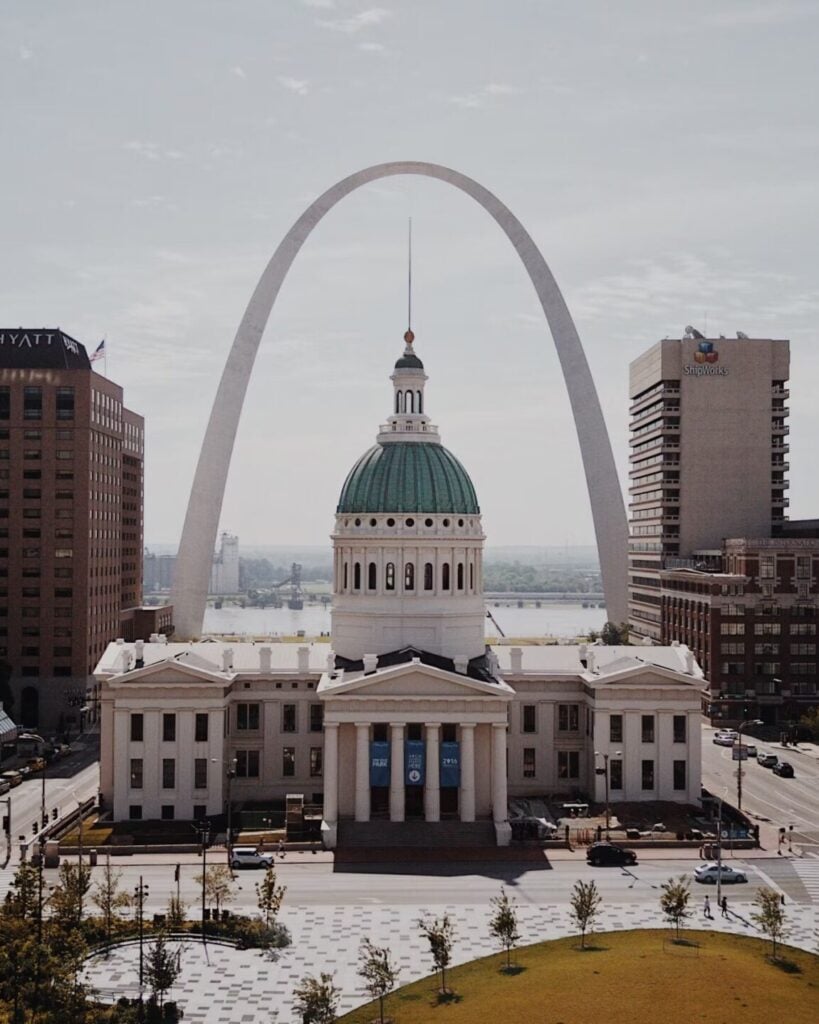 Aerial view of the Gateway Arch and Old Courthouse in downtown St. Louis, Missouri